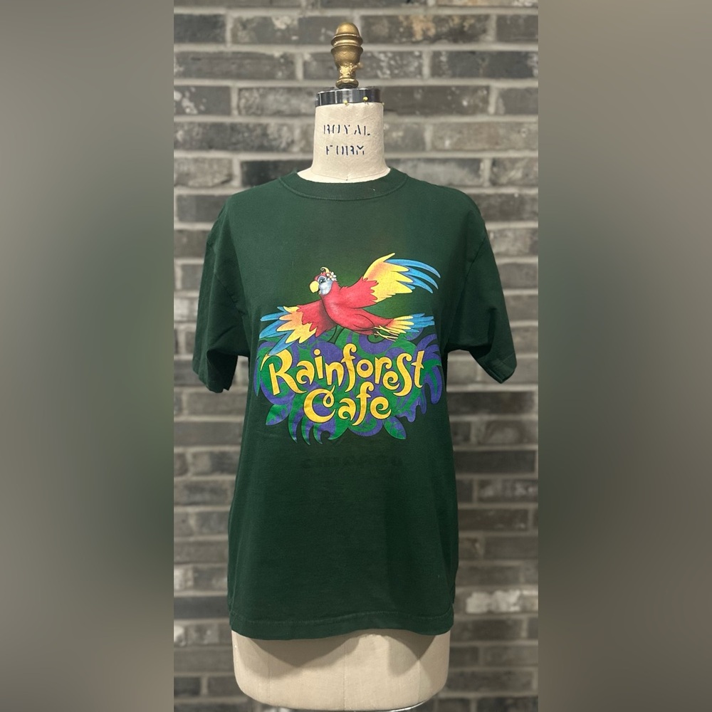 Vintage Y2K Chicago Rainforest Cafe Parrot Graphic T-Shirt